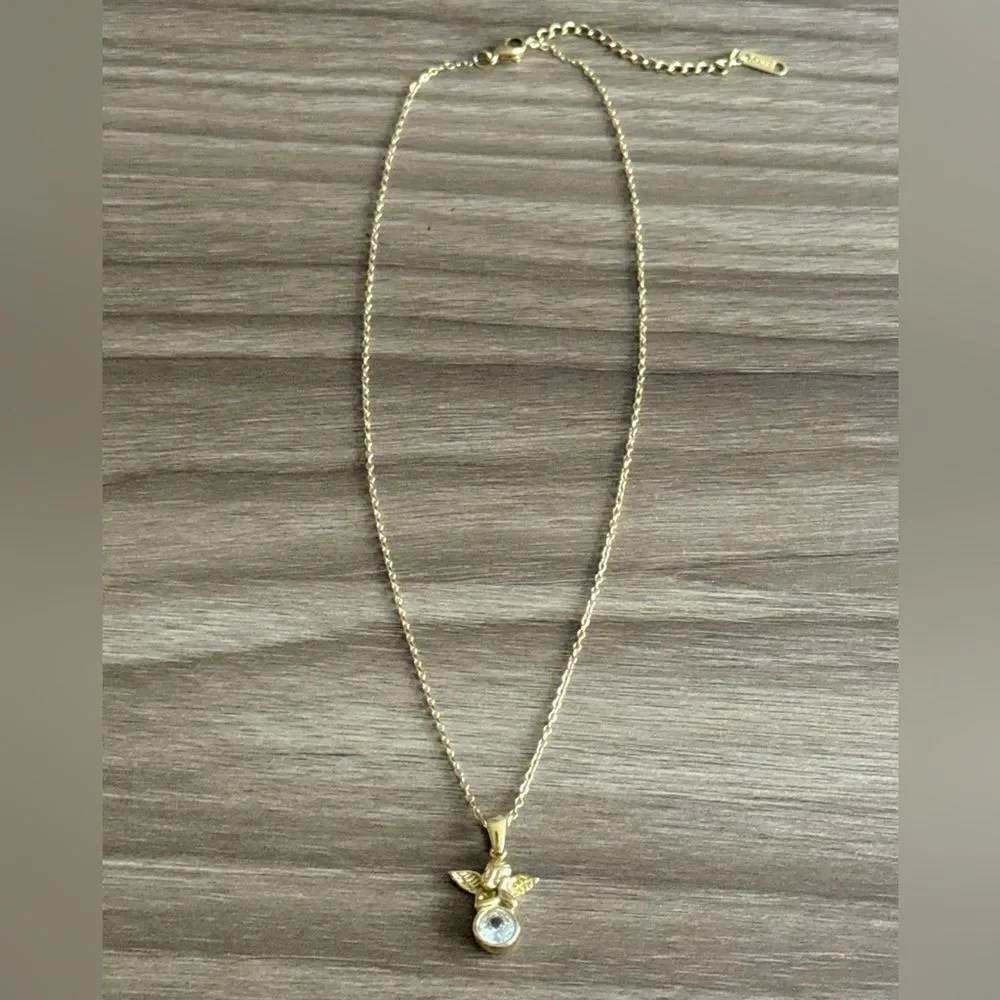 Gold Angel Pendant Necklace Q656